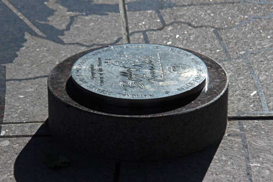 �č��̒n���I���S�_