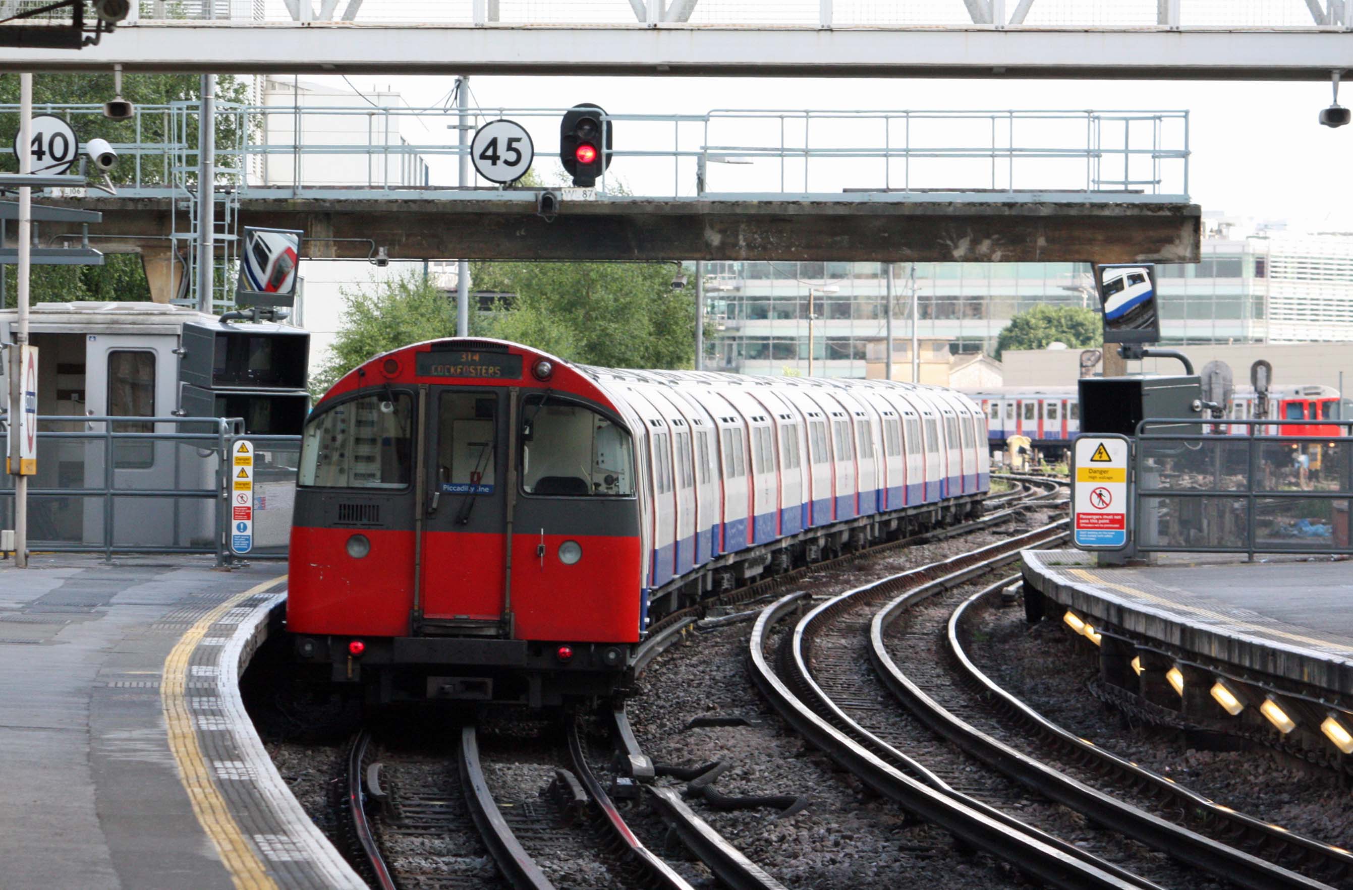 �L���[�A�����w